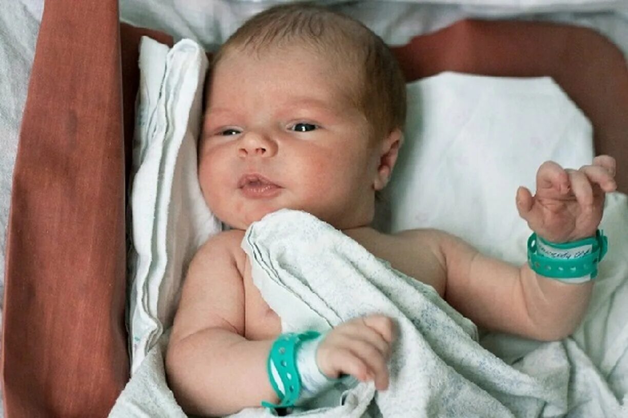 Фотосессия ребенка в роддоме. Новорожденный в рлддом. Мальчиков в москве рождается. Мальчиков в москве рождается. Новорожденный в родильном доме.