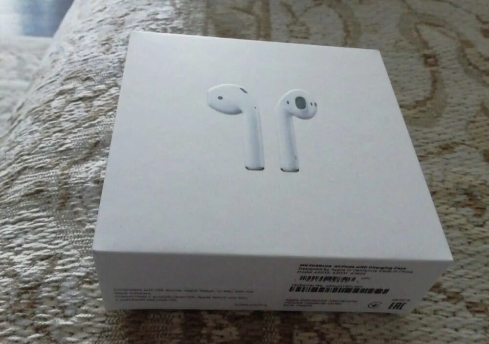 Наушники airpods 2 коробка. Коробка эппл airpods 1. Apple airpods 2 коробка. Наушники apple air pods 2 коробка. Apple airpods 2.