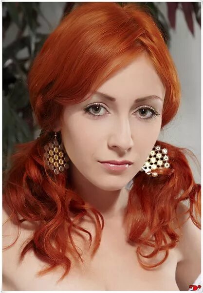 Agatha guess модель. Модель найт. Фотосессия на фоне ночного города. Женщины босиком. Модель найт.