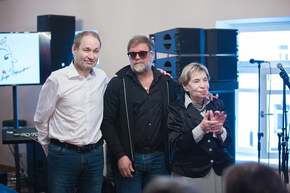 Культурный центр андрея вознесенского. Фонд вознесенского. Фонд вознесенского. Вознесенский поэт. Центр вознесенского логотип.