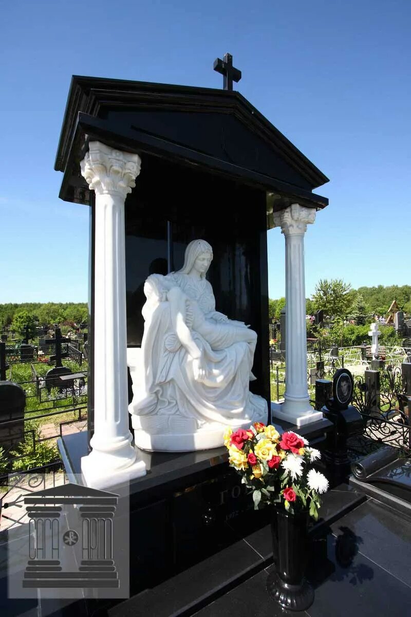 Памятники дорогие фото Памятник из гранита с мраморным ангелом № 195