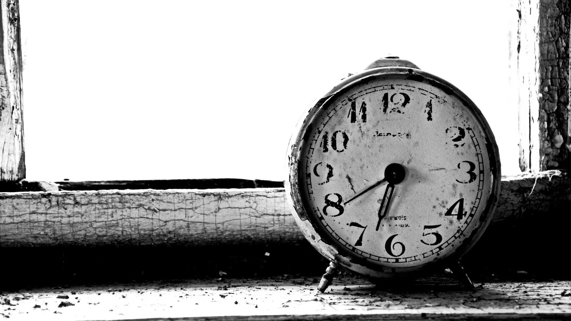 Былыя часы. Старинные часы. Черно белые старинные часы. Старые часы на черном фоне. Старинные часы на черном фоне.