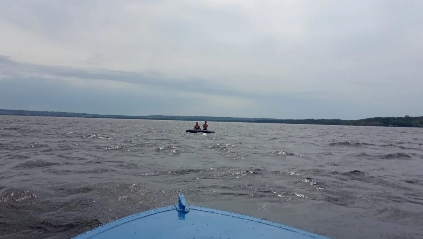 Унесло на матрасе в открытое море. Унесло на реке детей на матрасе. Киевское водохранилище. Утонули на матрасе. Утопающая украина