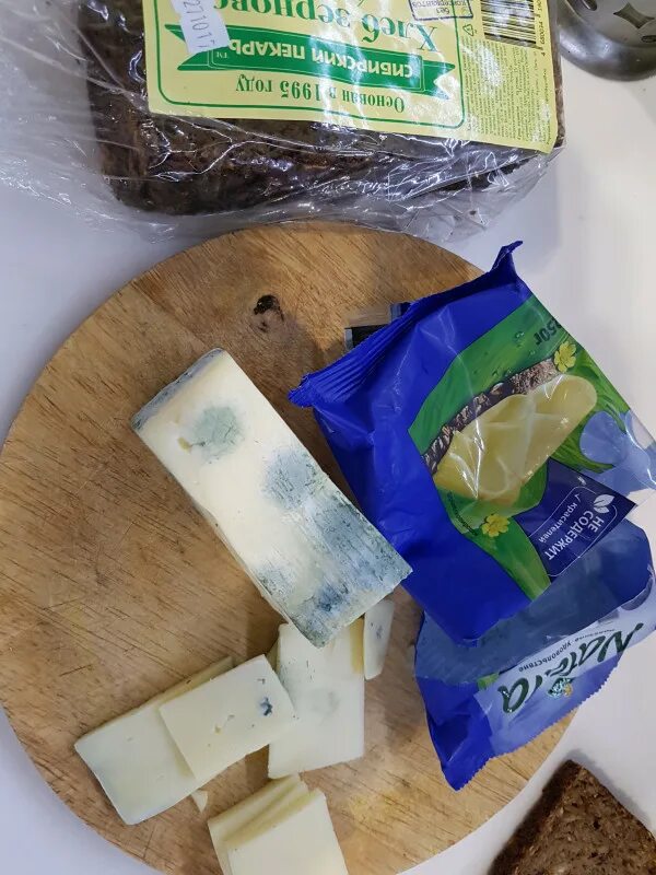 Тильзитер какой вкус. Сыр тильзитер стародубский. сыр тильзитер с плесенью. сыр тильзитер стародуб. сыр с плесенью в упаковке.