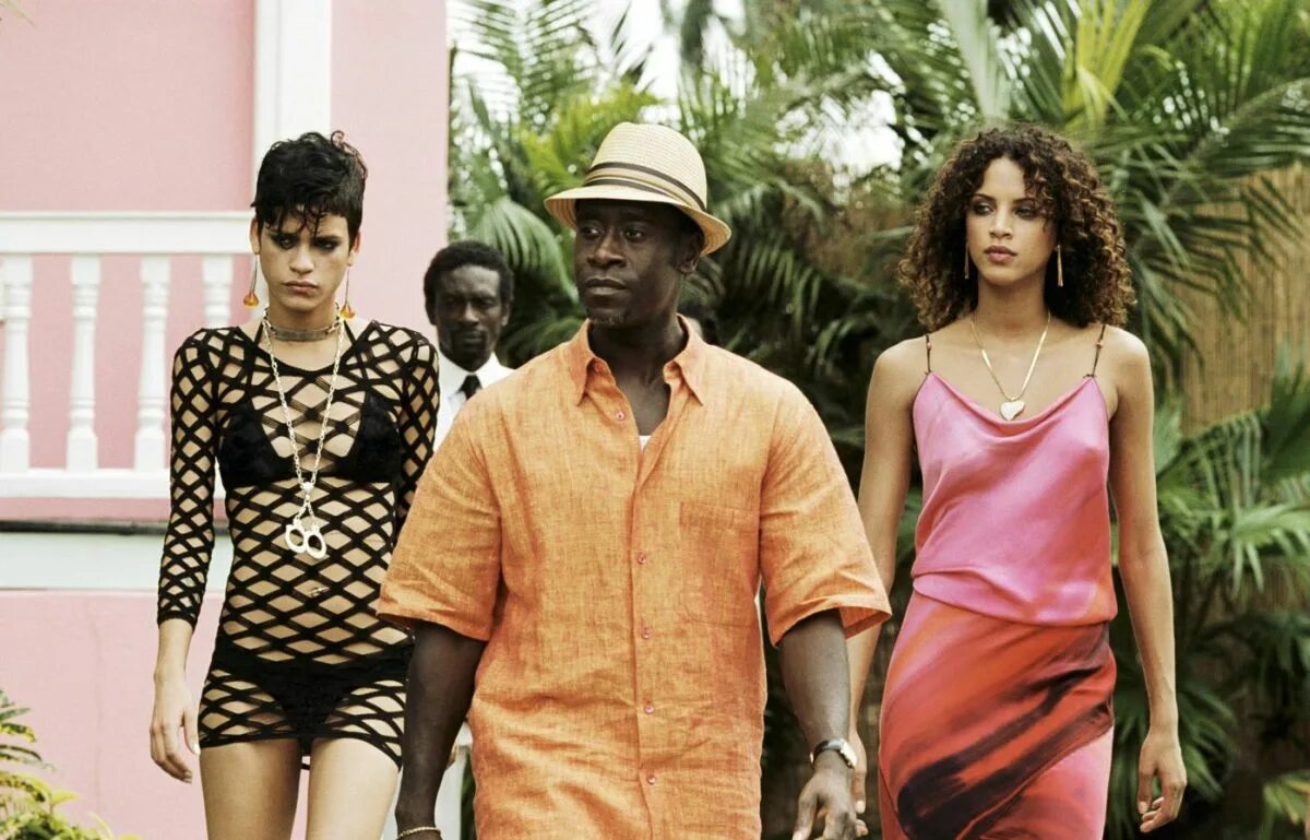 Ноэми ленуар after the sunset (2004). Вуди харрельсон после заката. Сальма хайек 2004. 02 24. After sunset 2004 salma.