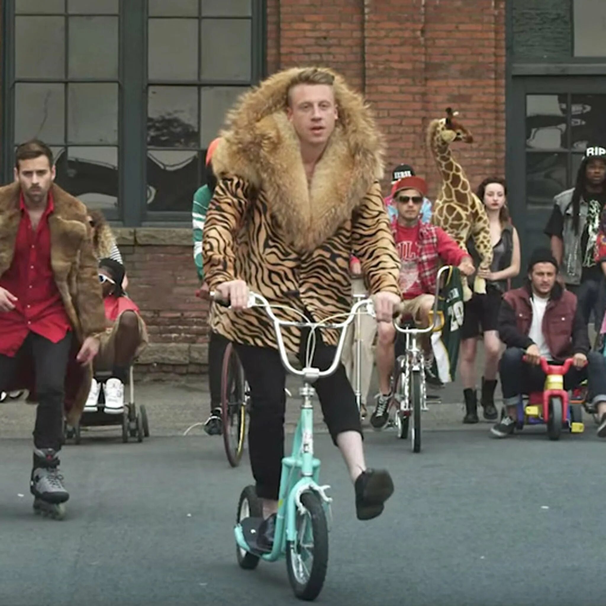 Маклемор Thrift shop. Macklemore Ryan Lewis WANZ Thrift shop. Thrift shop Macklemore обложка.