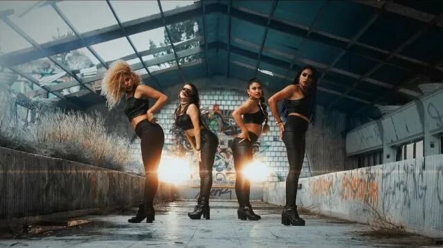 девушка танцует в клипе. клип старый где танцуют девушки. зажигай девушка. одесса бэнд ветерок. танцовщицы в клипах.