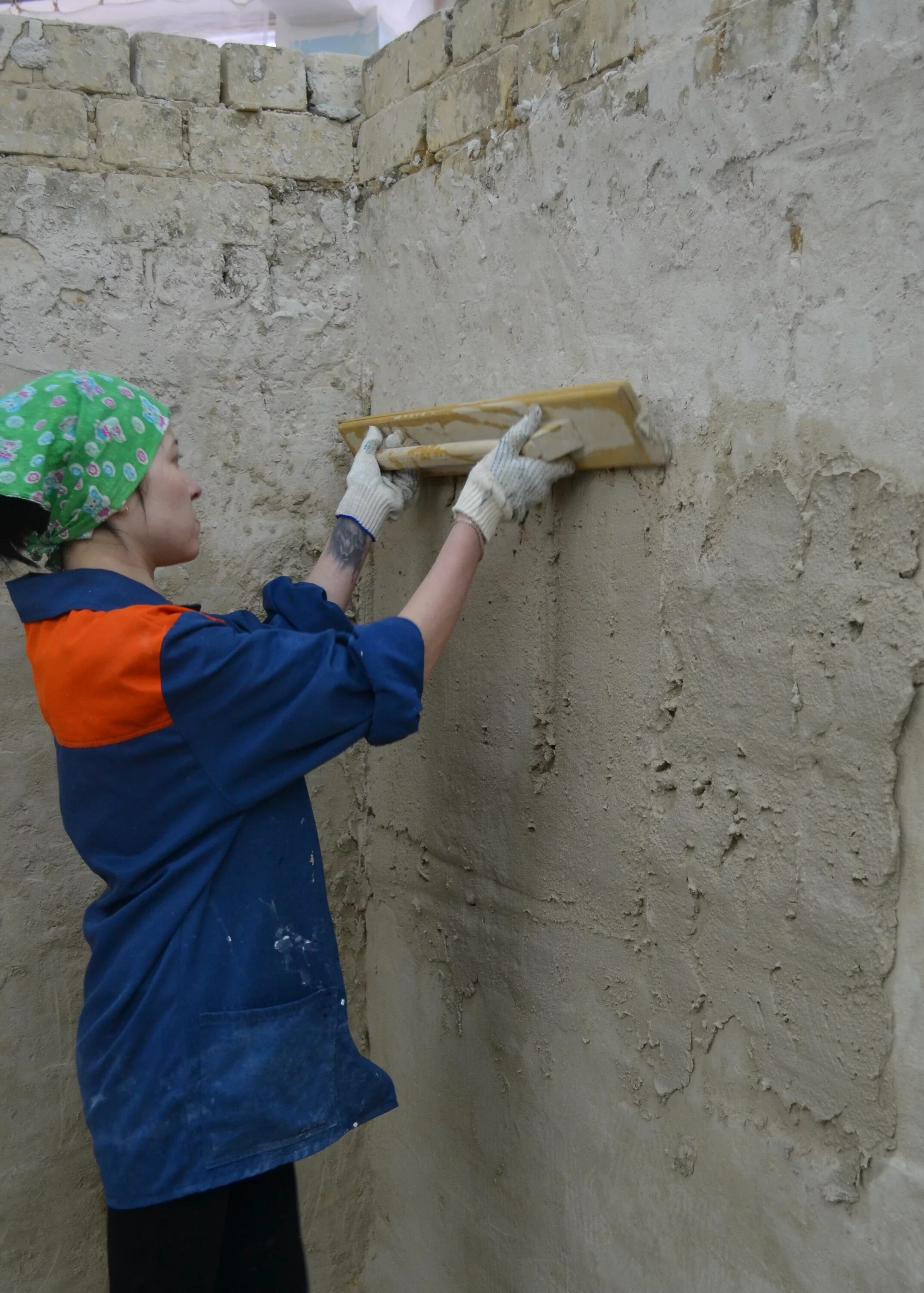 Стройка штукатурка. Штукатурка строитель. Штукатур. Штукатур маляр. Окрашивание стен на стройке.