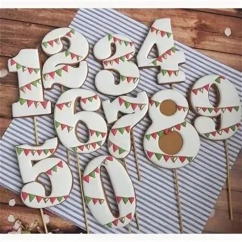 Флажки с буквами для дня рождения. Цифры в стиле супергероев. Разноцветные флажки на веревке. Соседние числа для дошкольников. Праздничные гирлянды флажки растяжки.