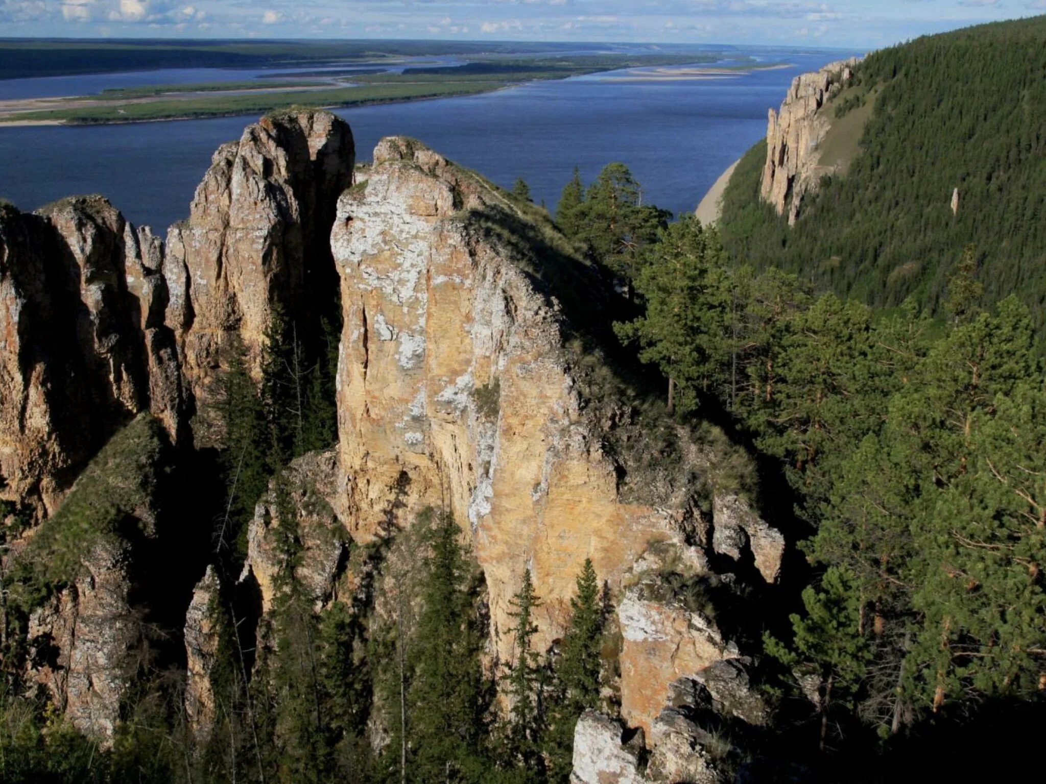 Люди реки лена. Природный парк Ленские столбы. Река Лена. Река Лена в Якутии. Ленские столбы в Якутии.