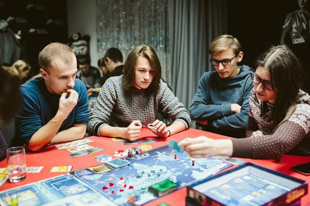 интеллектуальные игры для компании. корпоративный тимбилдинг квиз. интеллектуальная игра про санкт-петербург. настольные игры для детей. Trivial pursuit, hasbro 73013.