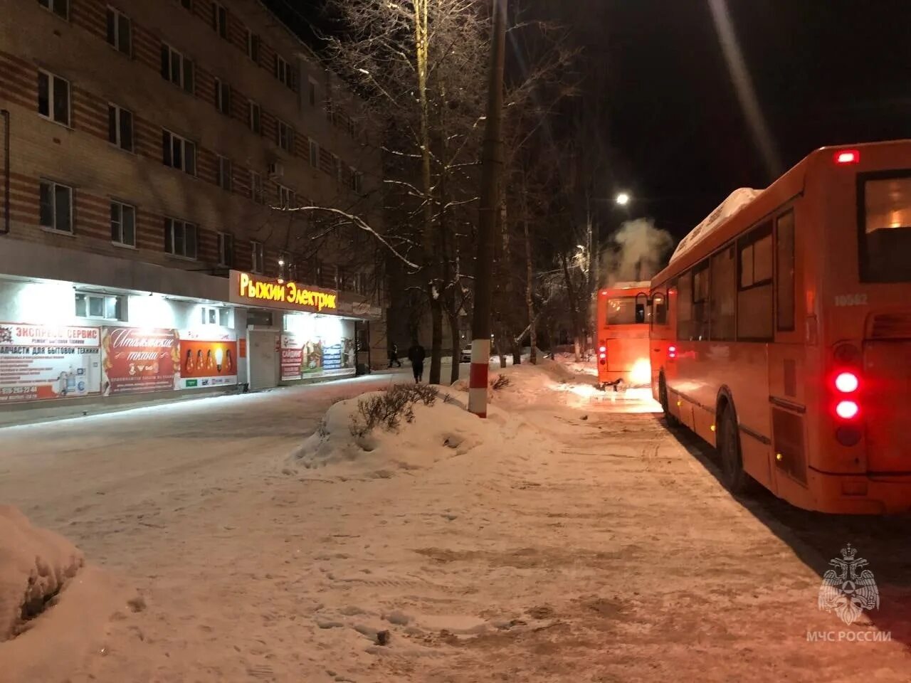 Автобус ночью. Морозы в Нижегородской области. Ночь Мороз улица. Мороз ночью.