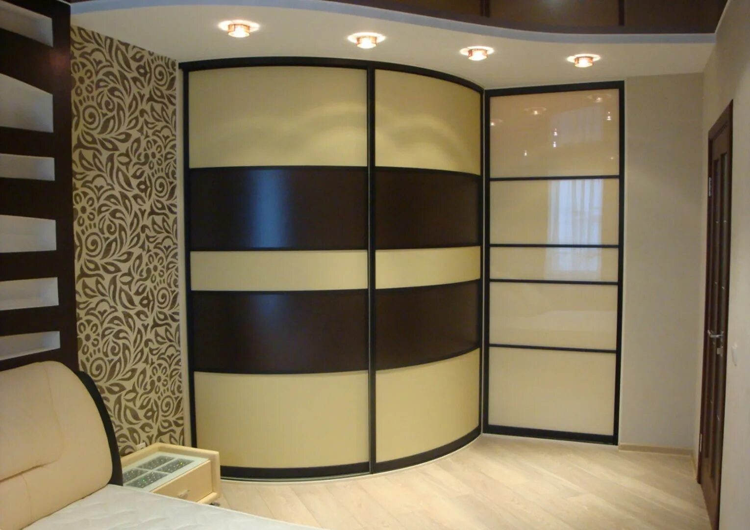 Шкаф угловой. Шкаф-купе в спальню. Шкаф купе. Шкаф-купе радиусный комфорт. Купе в москве недорого.