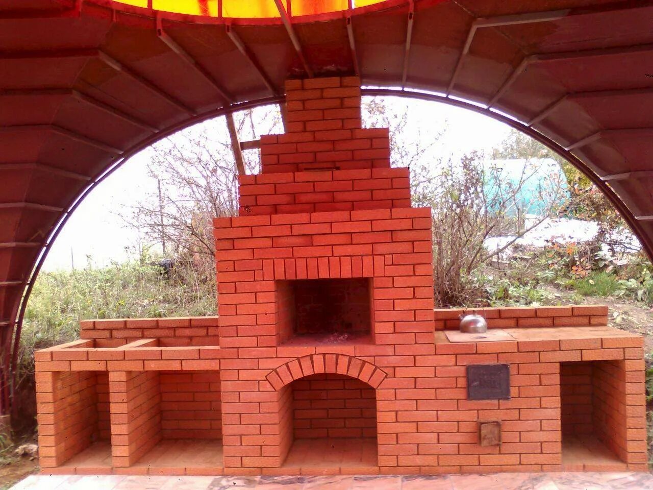 Уличные мангалы из кирпича с навесом. Небольшой мангал из кирпича. Мангал из кирпича. Барбекю комплекс из шамотного кирпича. Печь барбекю из кирпича.