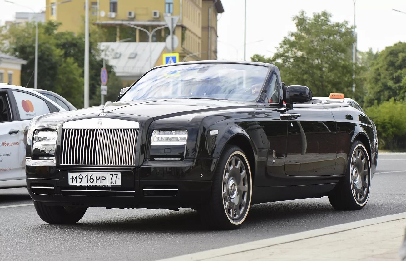 Песня черный ролс ролс. Роллс Ройс Тимати. Rolls Royce Phantom Тимати. АМР 77 Rolls Royce. Роллс Ройс м916мр77 Тимати.