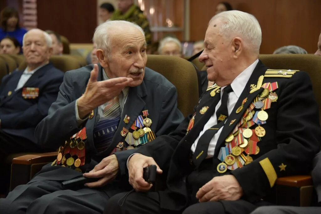 Фото ветеранов великой отечественной войны. Проезд ветеранов москва. Ветераны войны в метро. Проезд ветеранов москва. Ветераны на параде.