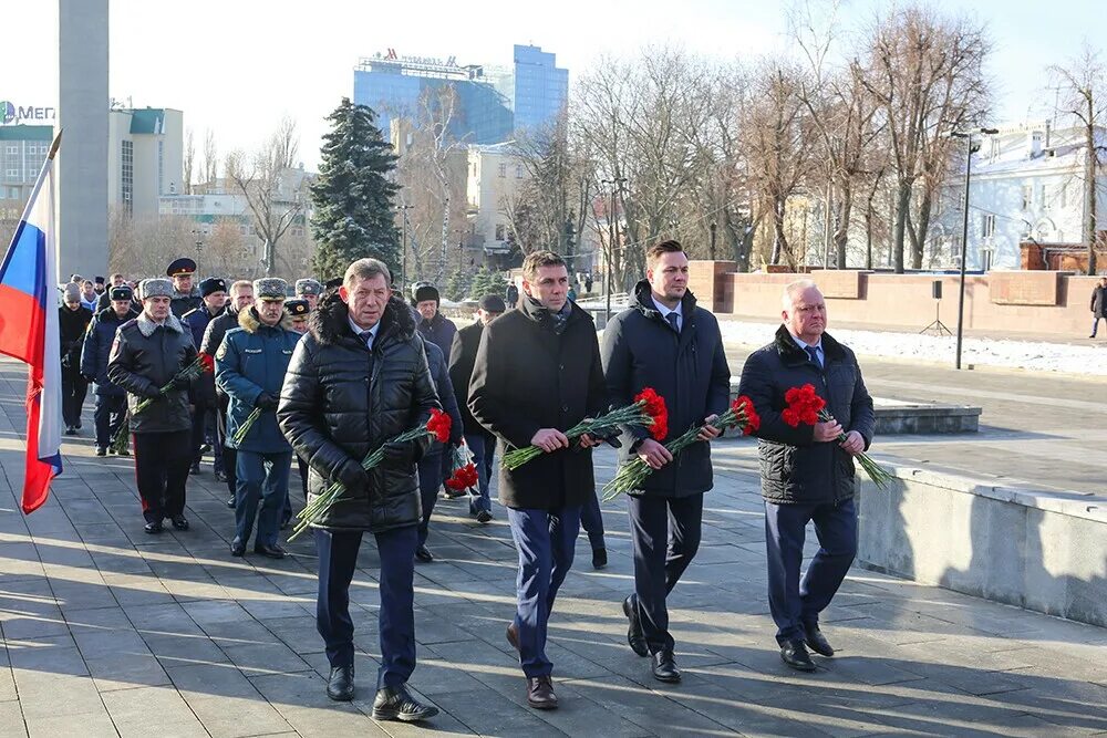 Церемония возложения цветов. Церемония возложения цветов на митинге. Мемориал неизвестного солдата Воронеж. Возложение цветов ветераны.