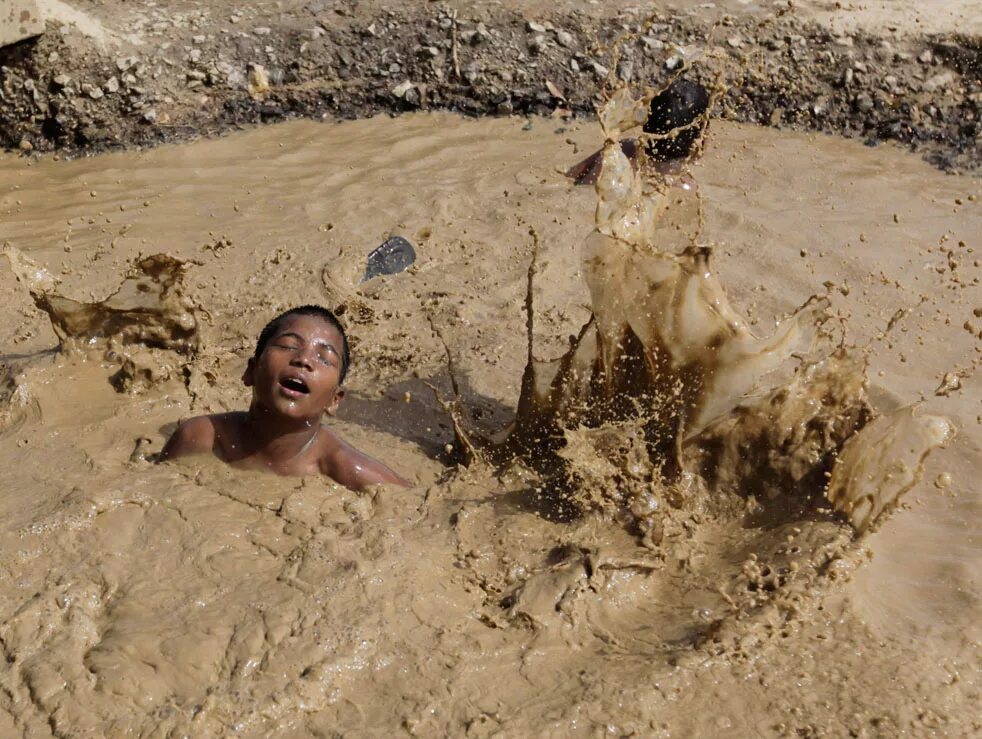 Джо триббиани в песке. Песок съедает людей. Песок 2015 брук батлер. Синтия марелл. Песок 2015 брук батлер.