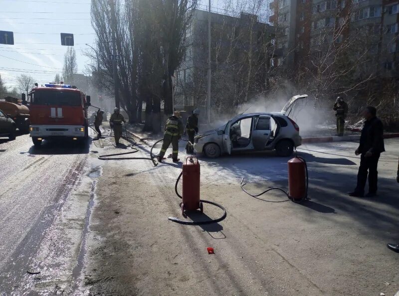 Сгоревшая калина. Пожар авто на выезде Кисловодск 22.11.22. Пожар на заправке в Саратове. Саратов загорелась машина во Фрунзенском Шёлковичная. Горит Калина праштуткй.