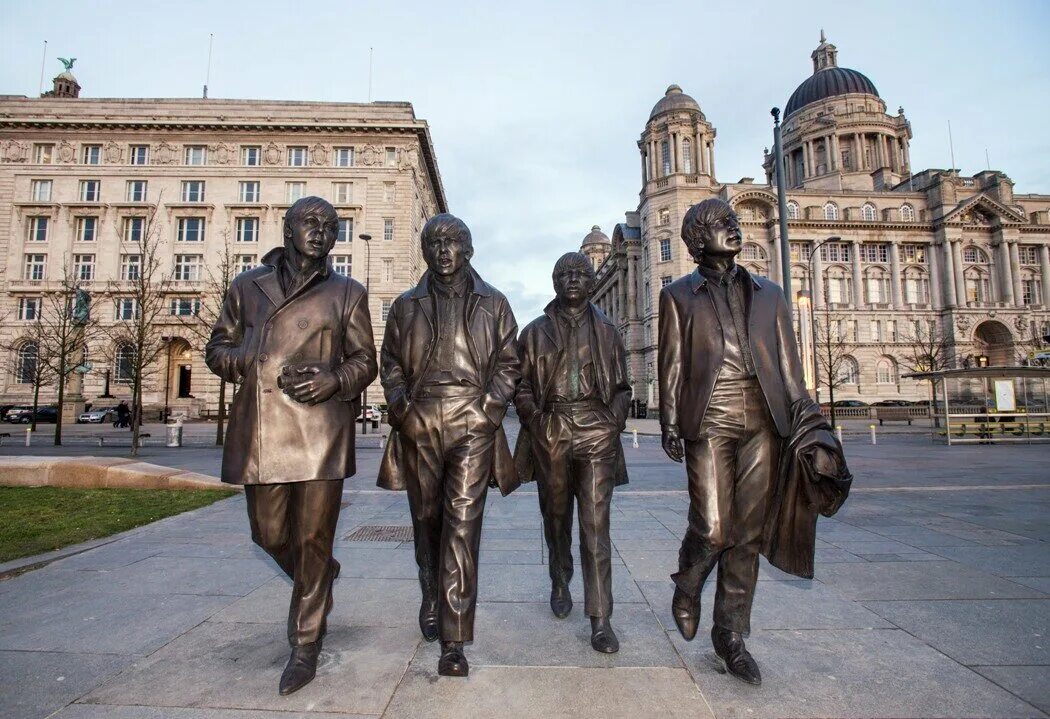 Великие и знаменитые в городе. Статуя Битлз в Ливерпуле. Памятник Beatles в Ливерпуле. Памятник Битлз Великобритания. Ливерпульская четверка памятник.