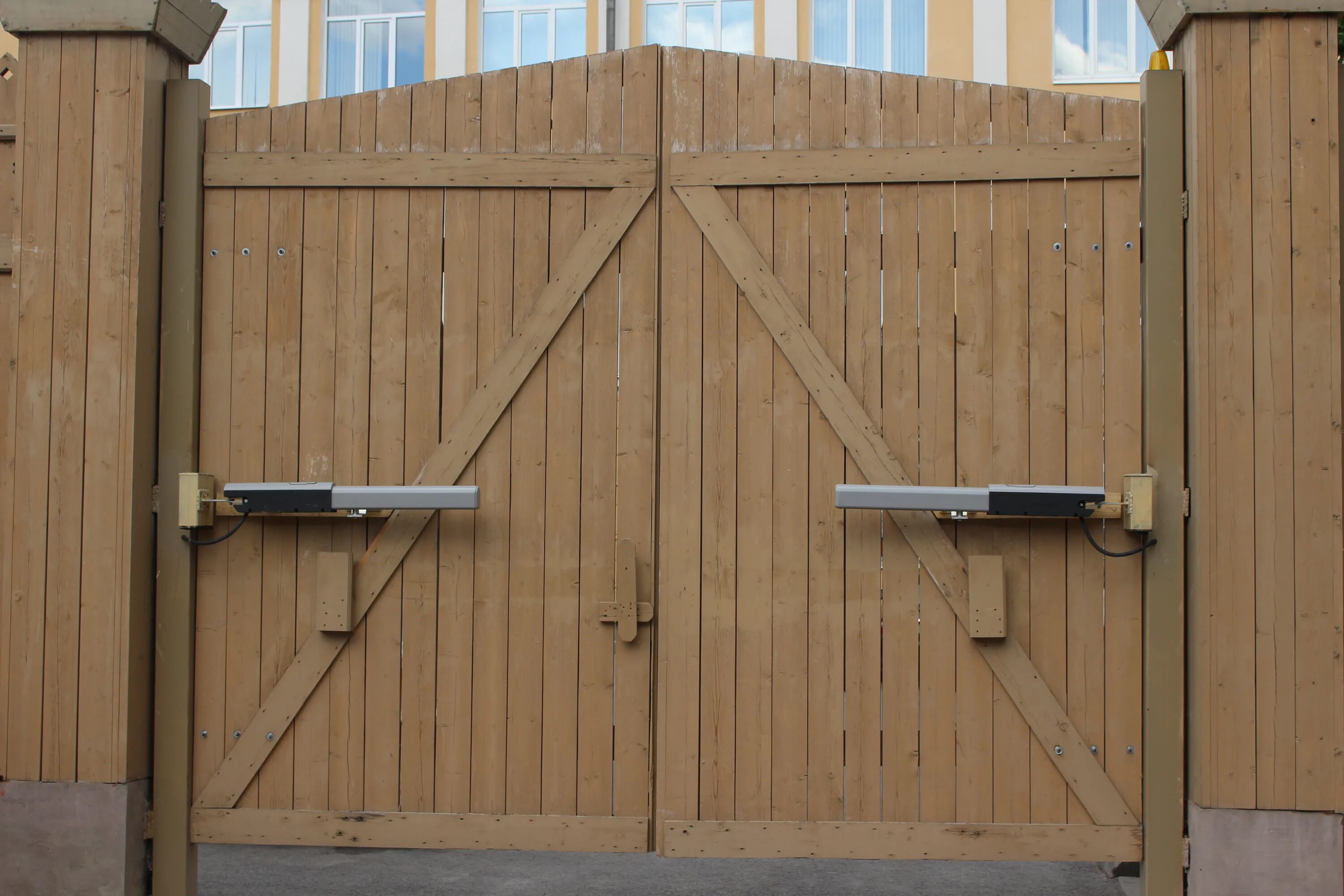 распашные ворота на 180 градусов. ворота из профильной трубы 40х20 с элементами ковки. ворота распашные 180. ворота распашные 180. ворота распашные 180.