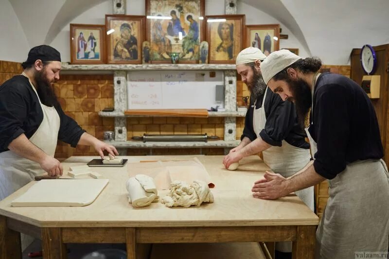 Пекарня Валаамского монастыря. Монахи Валаамского монастыря. Монахи Афон пекут хлеб. Быт монастыря