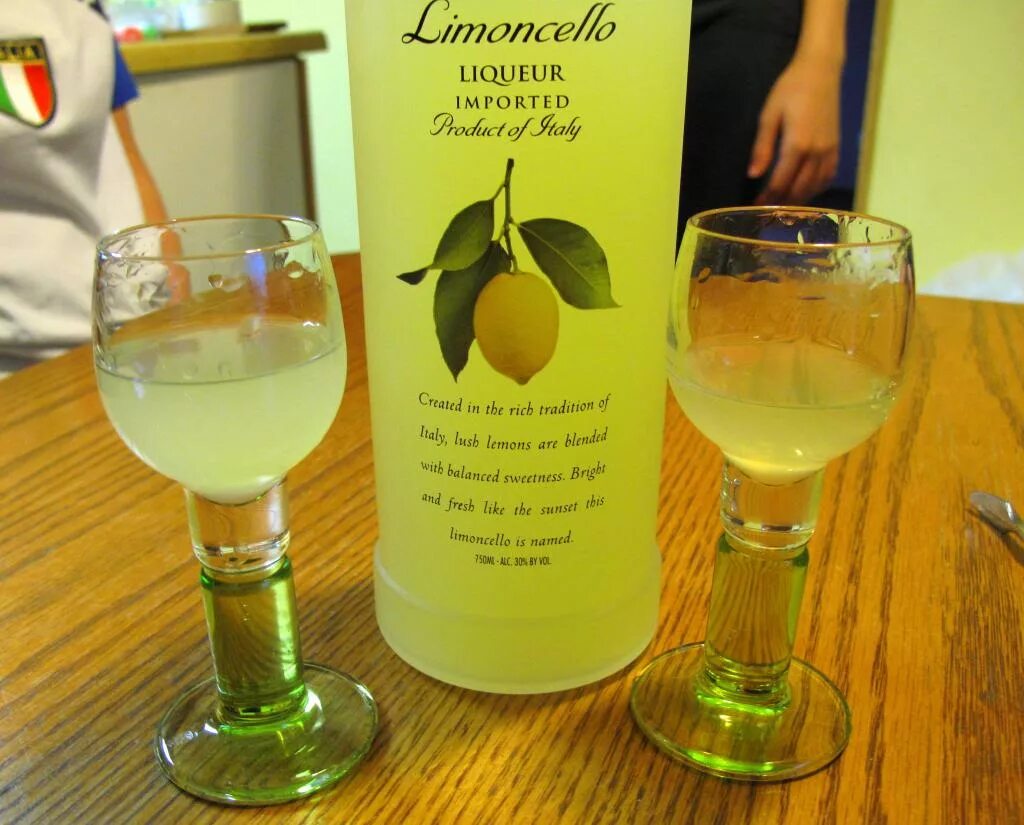 Как правильно пить ликер и с чем. Ликер эмульсионный Лимончелло. Лимонный ликёр Limoncello. Лимончелло ликер 25.