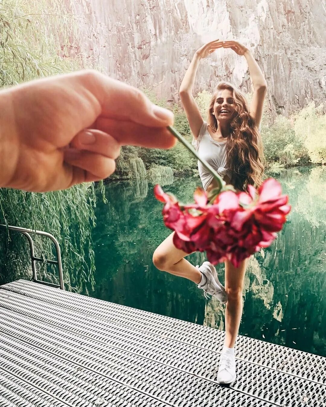 Фотосессия с живыми цветами. Креативный букет для мужчины. Оригинальные фото с цветами. Девушка с букетом роз. Оригинальные фото с цветами.