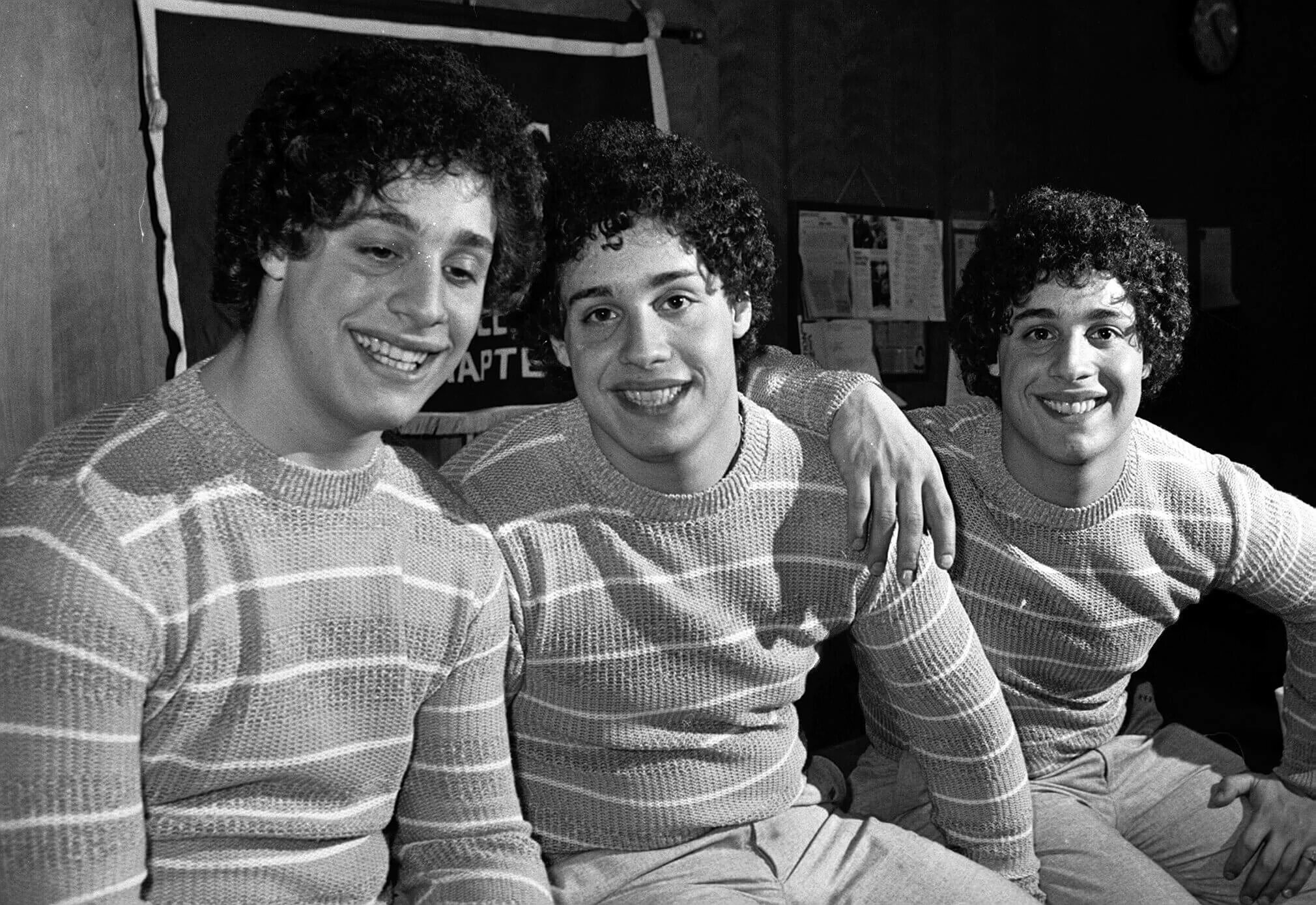 Три одинаковых незнакомца. Three identical strangers. Three strangers.