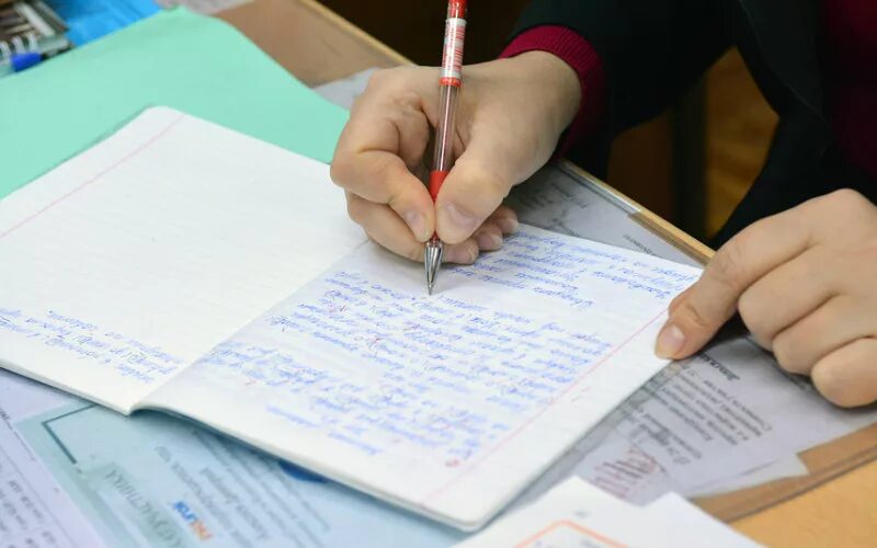 Учитель сидит. Учитель планирует урок. Учитель проверяет. Учитель проверяет задание. Учитель в библиотеке.