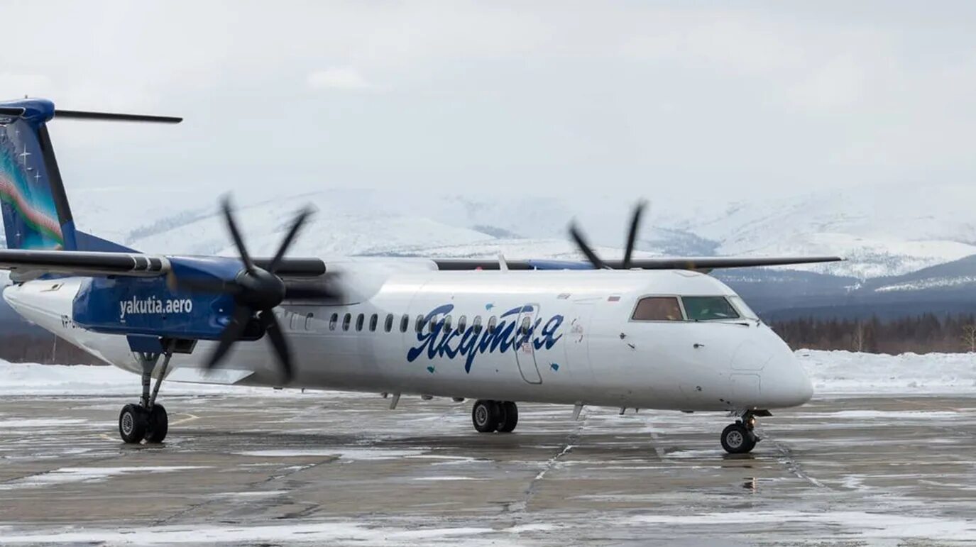 Якутия полеты. Авиакомпания Якутия Bombardier q300. АН 24 авиакомпания Якутия. DHC 8 Якутия. Самолёт авиакомпания Якутия r3473.