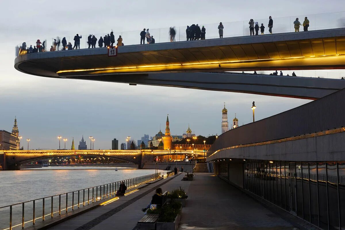 Парк Зарядье в Москве парящий мост. Парк Зарядье мост Кремль. Парк Зарядье мост над рекой. Вид с парящего моста в Зарядье. Нунча зарядье