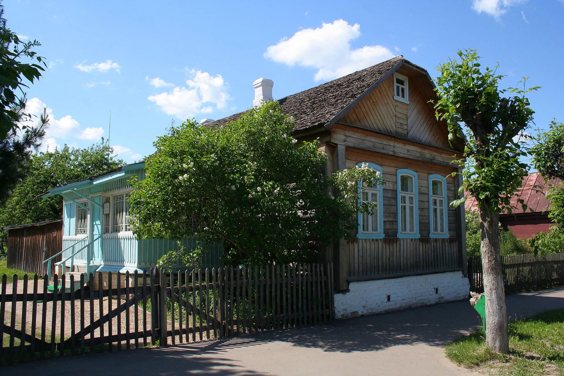 Где родился гагарин область. Дом Юрия Гагарина в Гжатске. Дом родителей Гагарина в Гжатске. Дом-музей Гагарина в городе Гагарин. Дом музей школьных лет Юрия Гагарина.