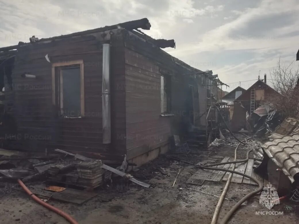 Пожар на озерной улице. Фото сгоревшего дома. Пожар на крыше. Пожар в Костроме. Пожар в комнате.