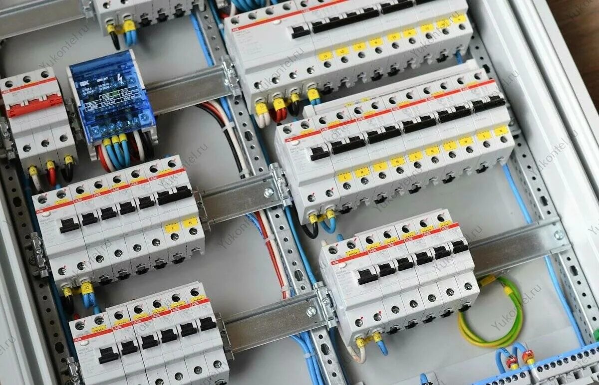 Распределительный щит 380 вольт 15 КВТ. Щита распределительного ЩР 380в. Распределительный щит ABB 380в. Электрощит 380. Работа сборка щитов