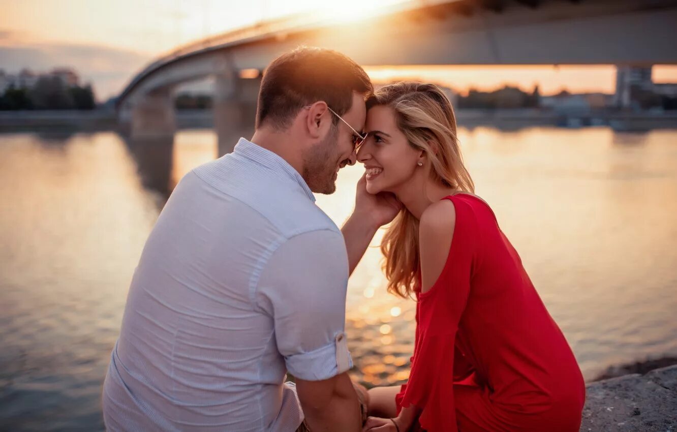 Meet couple. Пара любовь. Парень и девушка. Девушка влюбилась. Взгляд влюбленных.