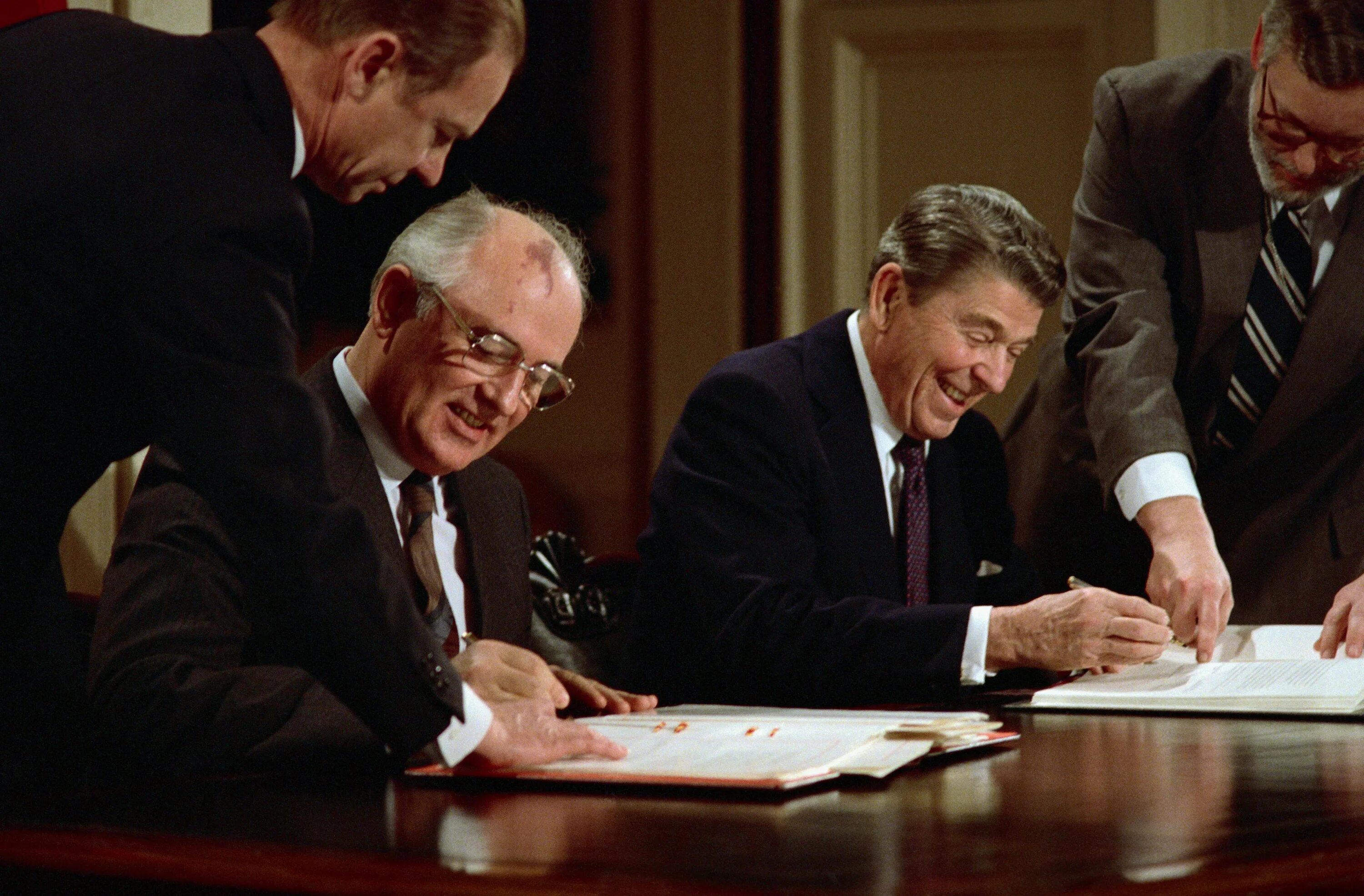 Точки зрения холодной войны. Рейган Горбачев Вашингтон 1987. В 1987 Рейган и Горбачев подписали.