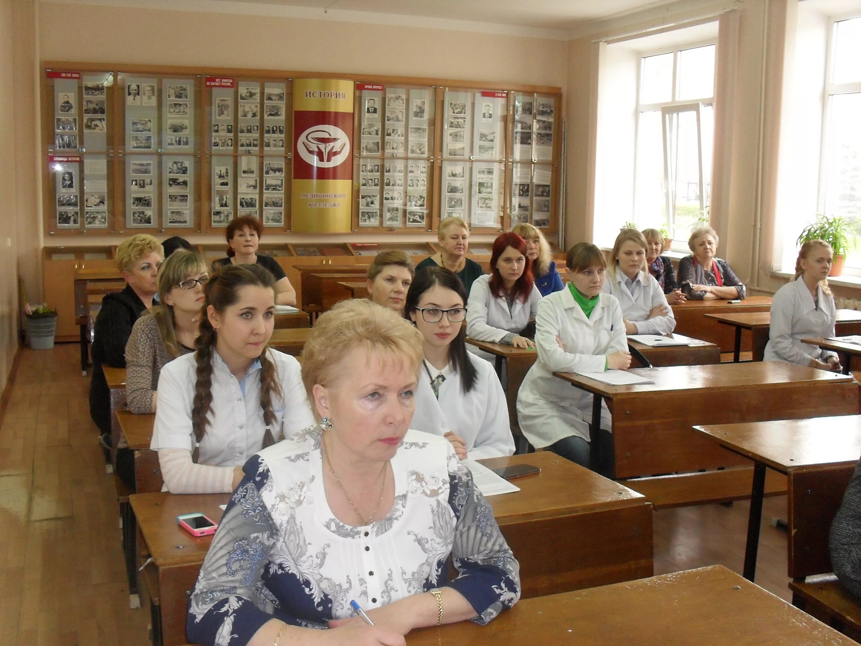 Калужский мед колледж. Базовый медицинский колледж Калуга. ГАПОУ ко Калужский базовый медицинский колледж. КБМК Калуга символ.