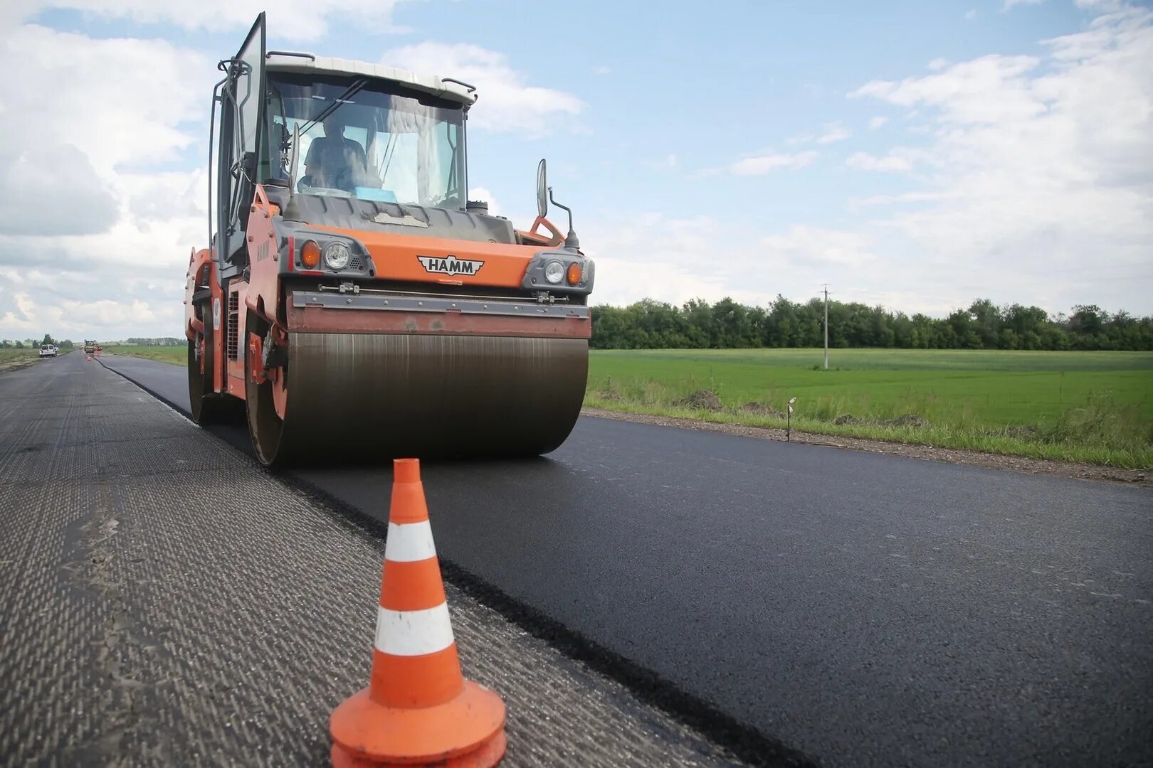 Дорожное хозяйство. Ремонт дороги. Дорога отремонтирована БКАД. Работа на трассе.