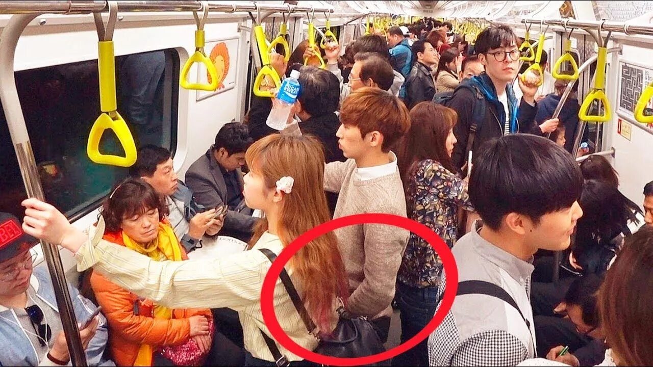 Лапают япония. Японцы в общественном транспорте. Домогательства в метро в Японии. Японские девушки в метро. Корейцы в общественном транспорте.