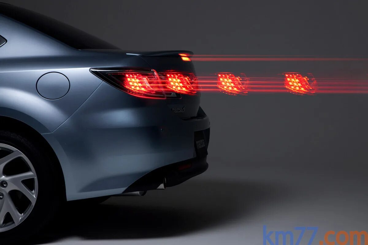 машина с негорящими габаритные огни и фары. загорается фара. загорается фара. мигающие фары. бмв f30 фары ночью.