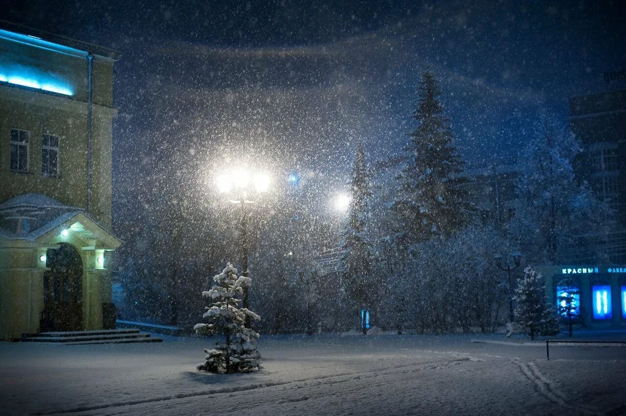 Ночной зимний город. Зимняя ночь в городе. Красивый снегопад. Зима ночь город. Падает снег вечер