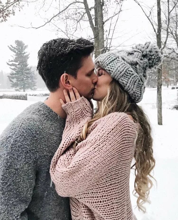 Романтики вк. Поцелуй зимой. Зимние объятия. Зимняя фотосессия с парнем. Парень и девушка.