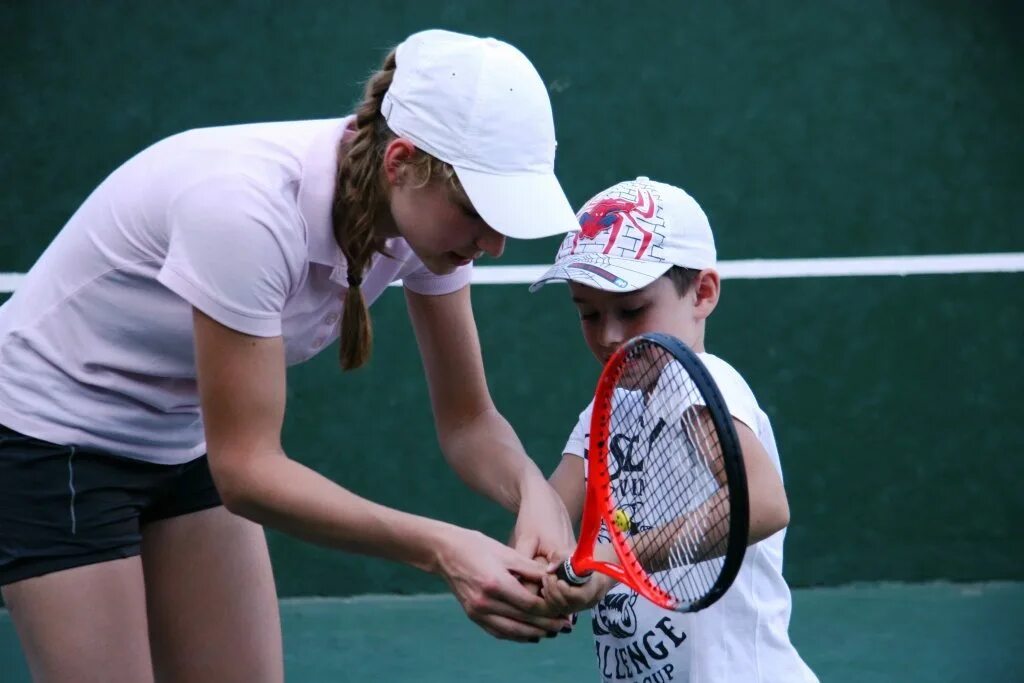 Теннис уроки для начинающих. Занятия теннисом. Теннис индивидуальные занятия. Теннис обучение. Теннисистки учатся.
