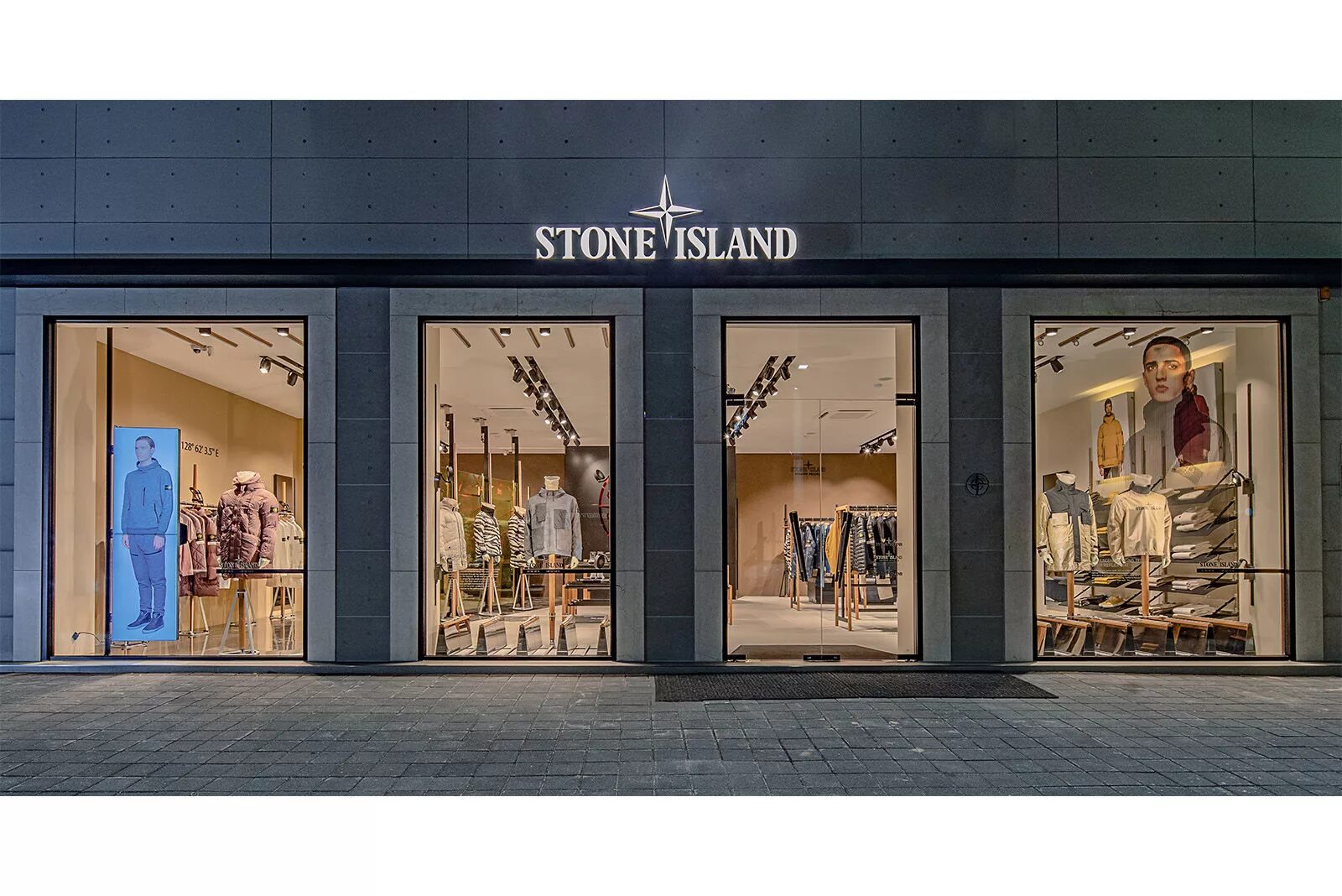 Бутик stone island. Stone island boutique. Длт stone island. Леонардо стоун роттердам в интерьере. Витрина магазина стон айленд.