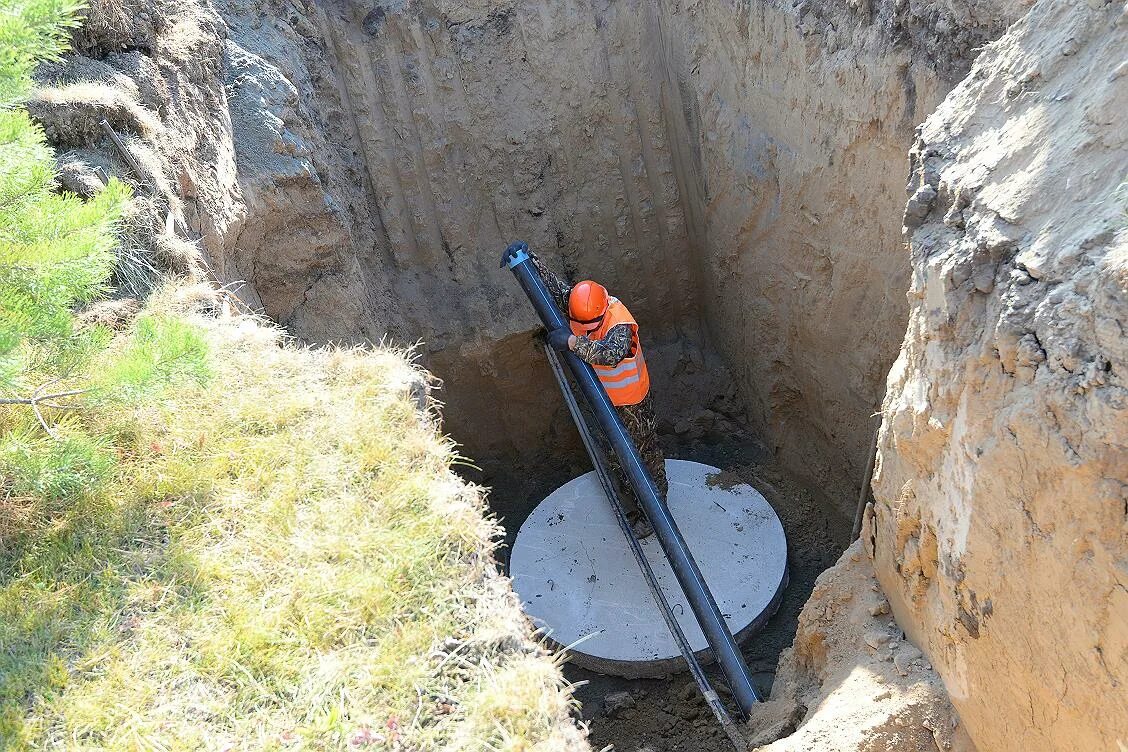 Водоснабжение дачи из колодца. Водопровод в селе. Герметизация швов колодезных колец. Сети водоснабжения. Водопровод шаховская.