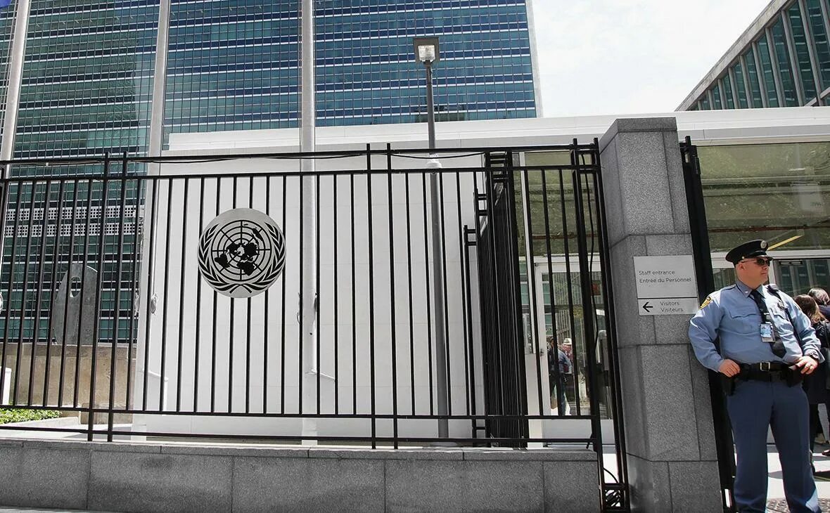 Оон предложение. Парковка у офиса ООН В Нью-Йорке.