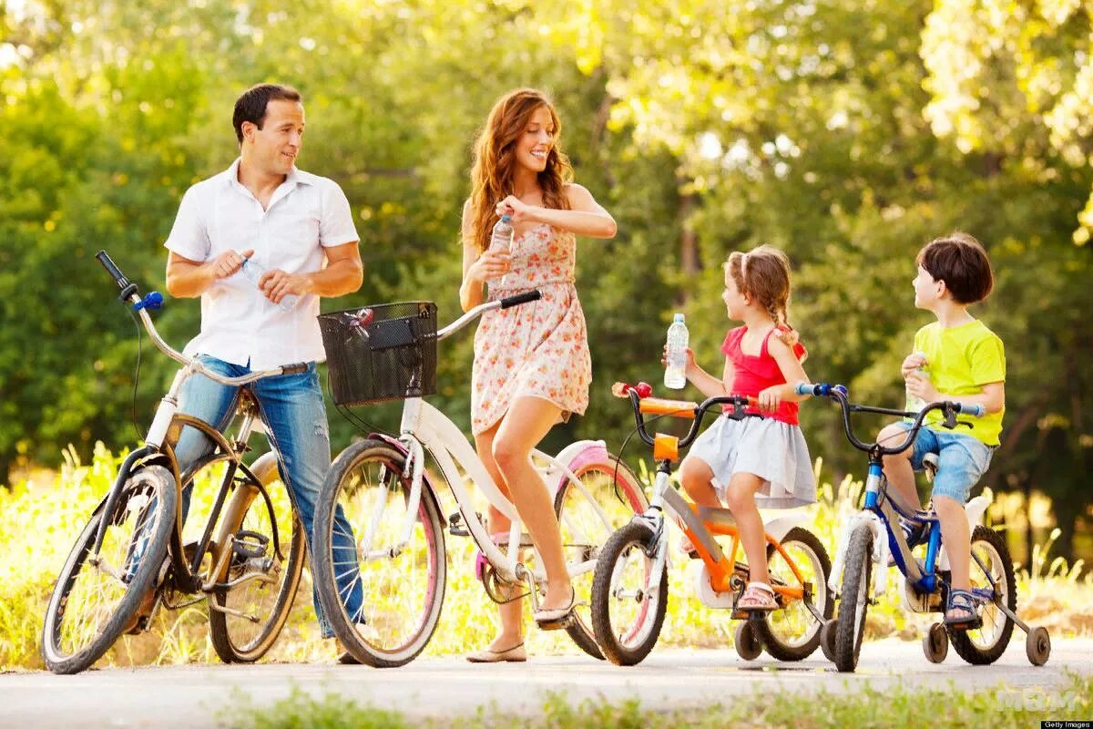 Развлечения в жизни человека. Семья на прогулке. Семья на велосипедах. Дети на летней прогулке. Семейный досуг.