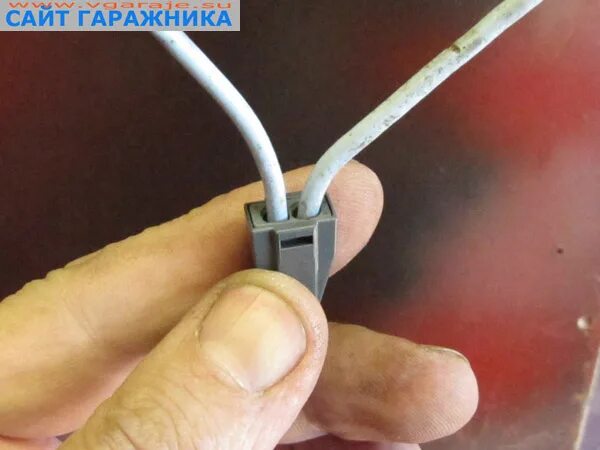 Принцип соединения клемником wago. Как вынуть провод из клеммника wago. Самозажимные колодки вытащить провод. Соединить провода клеммами ваго. Перемычка wago 221.