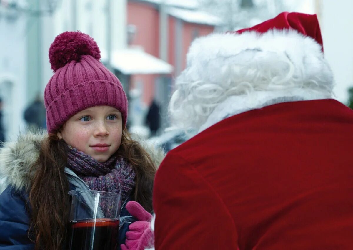 дед мороз упал на землю. когда санта упал на землю 2011. дед мороз на крыше. "когда санта упал на землю" 2011 г. дед мороз на коньках.